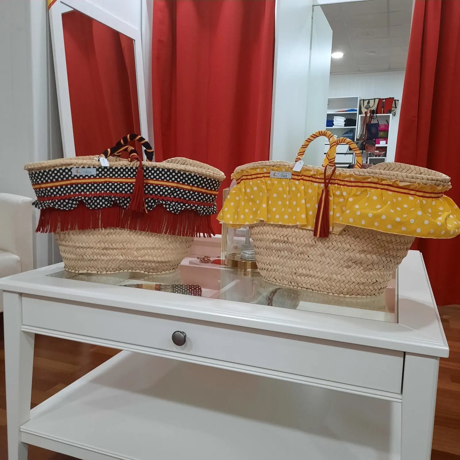 Capazos de España La Flamenca de Borgoña, Bandera de España, Cruz de Borgoña, Patricia Muñoz, VOX, Santiago Abascal 