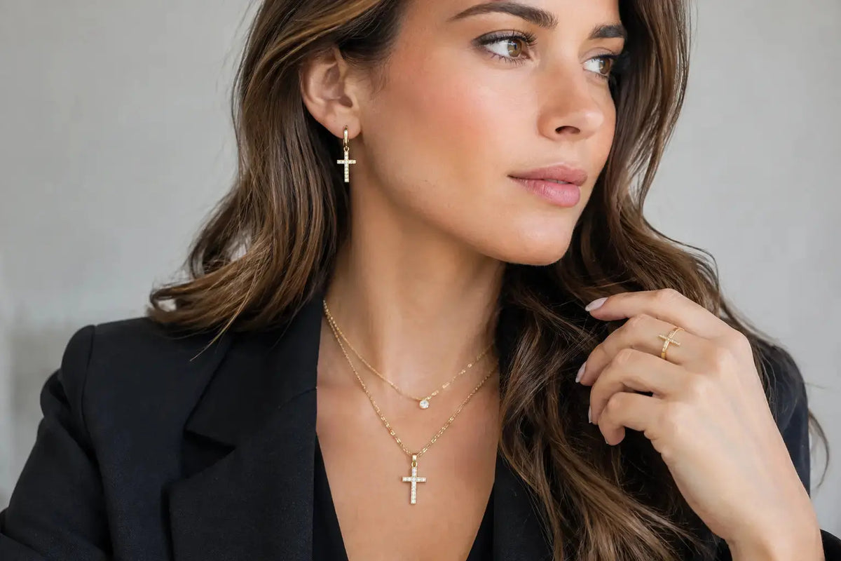 Cómo combinar joyería con cruces con estilo