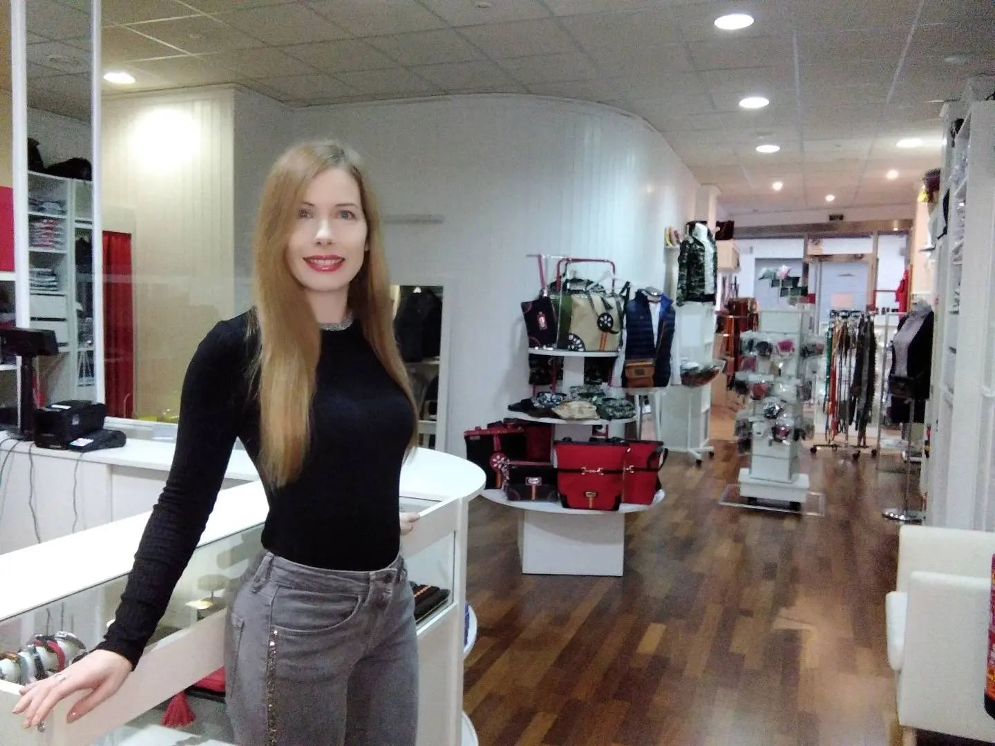 ¡Cumplimos años! La Flamenca de Borgoña, Bandera de España, Cruz de Borgoña, Patricia Muñoz, VOX, Santiago Abascal 