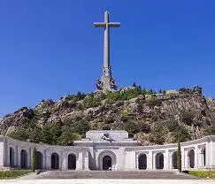 El Valle de los Caídos La Flamenca de Borgoña, Bandera de España, Cruz de Borgoña, Patricia Muñoz, VOX, Santiago Abascal 