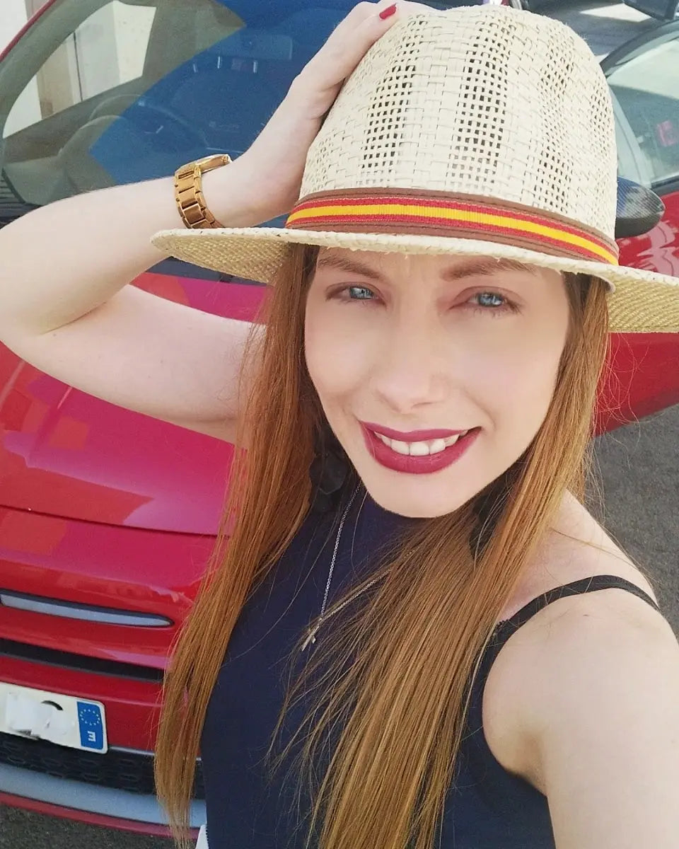 El-mejor-Sombrero-Bandera-España La Flamenca de Borgoña, Bandera de España, Cruz de Borgoña, Patricia Muñoz, VOX, Santiago Abascal