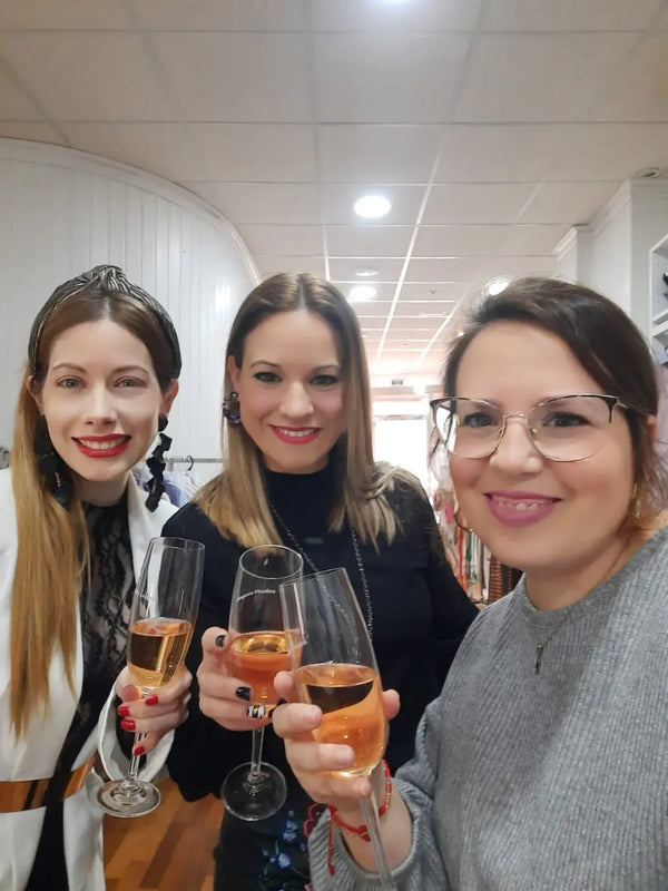 ¡Feliz Año Nuevo! La Flamenca de Borgoña, Bandera de España, Cruz de Borgoña, Patricia Muñoz, VOX, Santiago Abascal 
