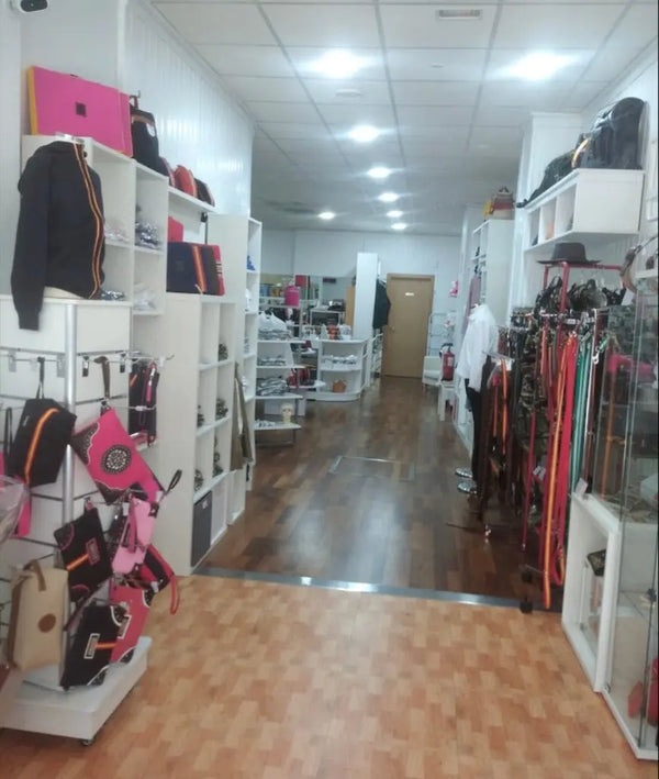 La Tienda de España de La Flamenca de Borgoña La Flamenca de Borgoña, Bandera de España, Cruz de Borgoña, Patricia Muñoz, VOX, Santiago Abascal 