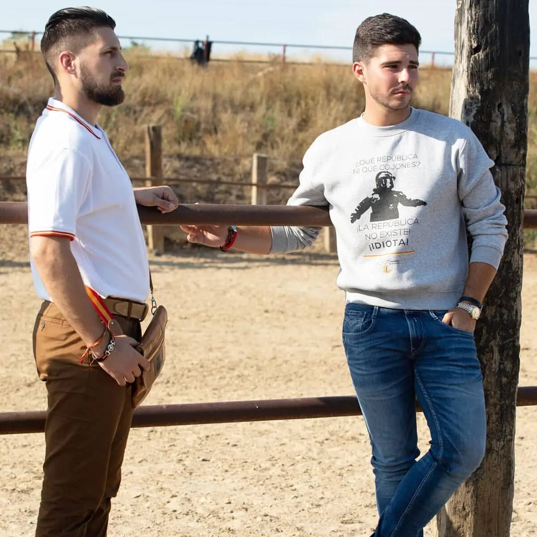 Los Pantalones en la moda La Flamenca de Borgoña, Bandera de España, Cruz de Borgoña, Patricia Muñoz, VOX, Santiago Abascal 