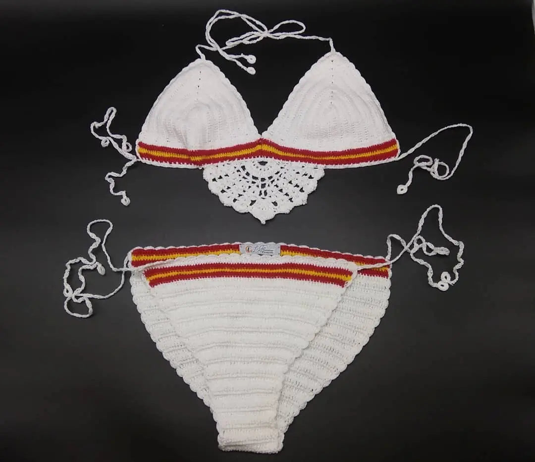 NOVEDAD: Bikinis con la bandera de España y Cruz de Borgoña La Flamenca de Borgoña, Bandera de España, Cruz de Borgoña, Patricia Muñoz, VOX, Santiago Abascal 
