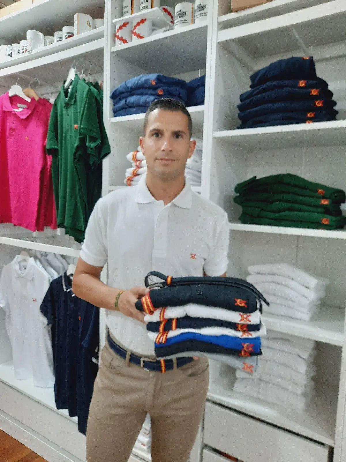 Polos con bandera de España La Flamenca de Borgoña, Bandera de España, Cruz de Borgoña, Patricia Muñoz, VOX, Santiago Abascal 