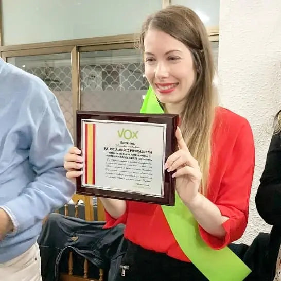 Reconocimiento-a-la-Labor-Política-de-Patricia-Muñoz-en-VOX La Flamenca de Borgoña, Bandera de España, Cruz de Borgoña, Patricia Muñoz, VOX