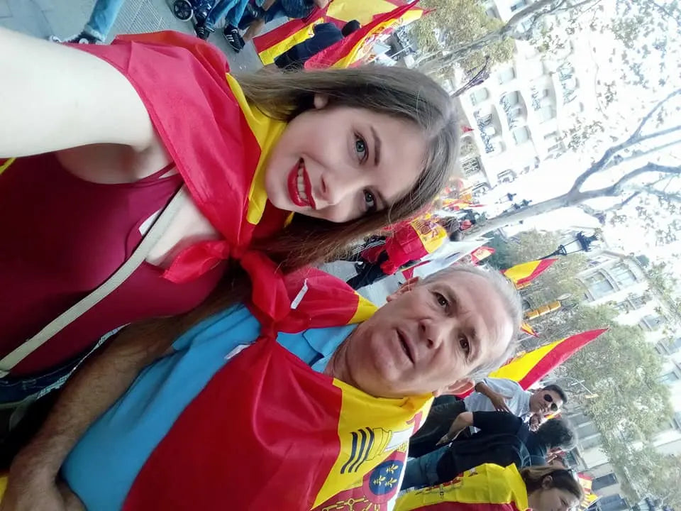 Regalos del Día del Padre 2023 La Flamenca de Borgoña, Bandera de España, Cruz de Borgoña, Patricia Muñoz, VOX, Santiago Abascal 