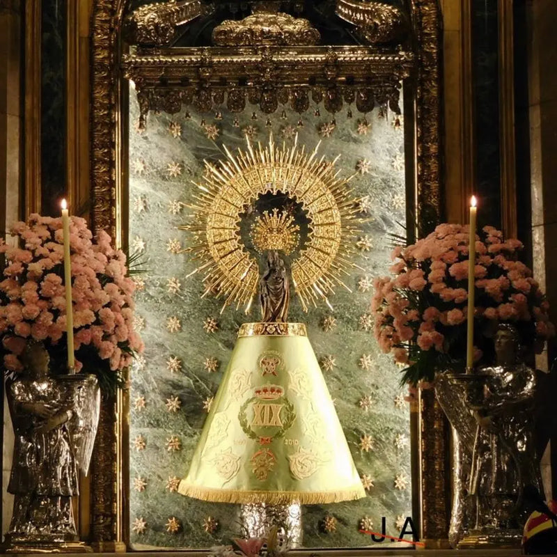 Virgen del Pilar La Flamenca de Borgoña, Bandera de España, Cruz de Borgoña, Patricia Muñoz, VOX, Santiago Abascal 