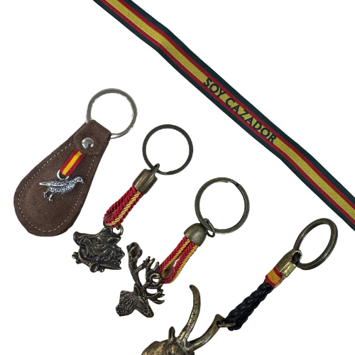 Lote 8 - Lote Cazador: Pulsera Soy Cazador y 4 Llaveros de Caza