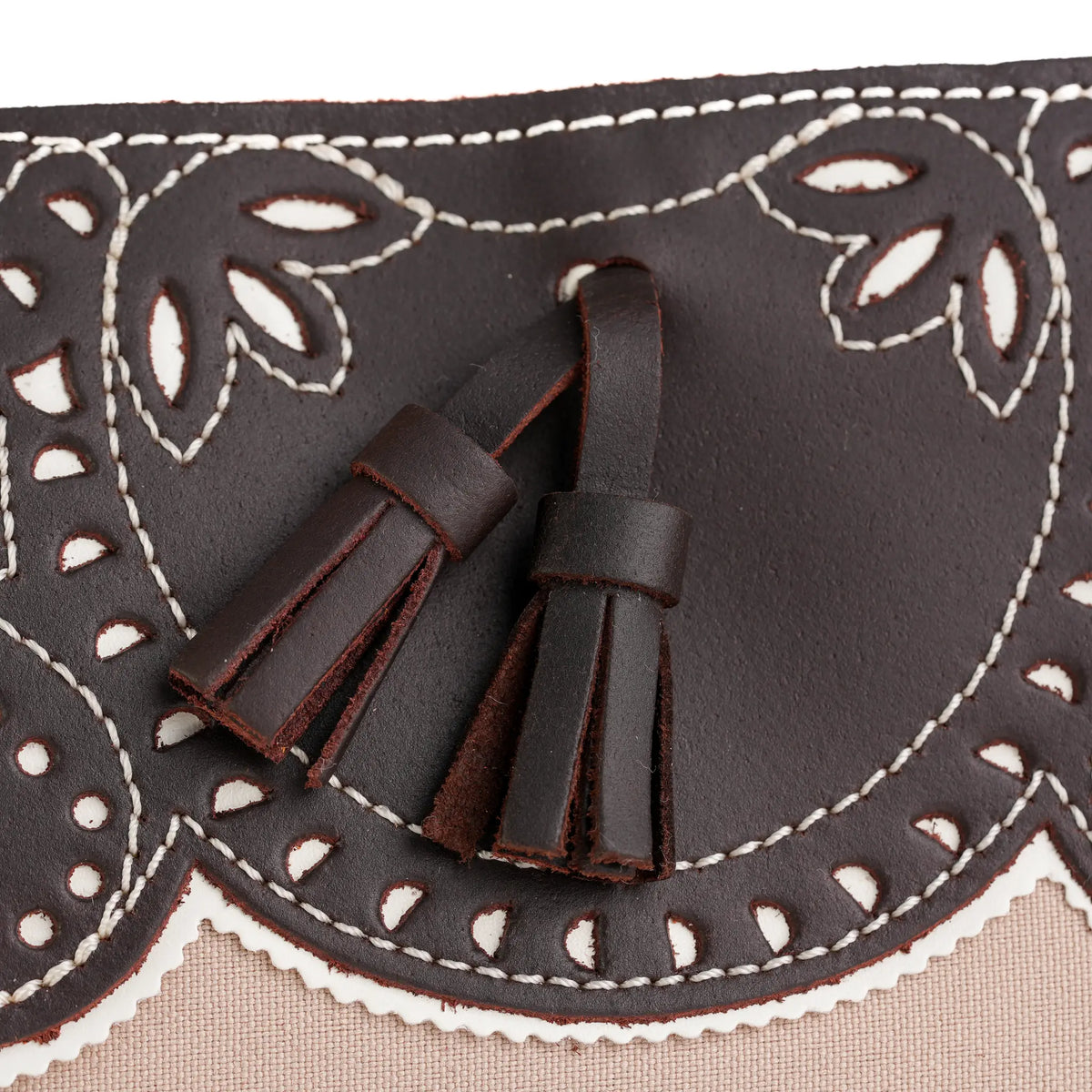 Comprar Bolso de mano campero de loneta camel y piel marrón con borlas La Flamenca de Borgoña Bandera España