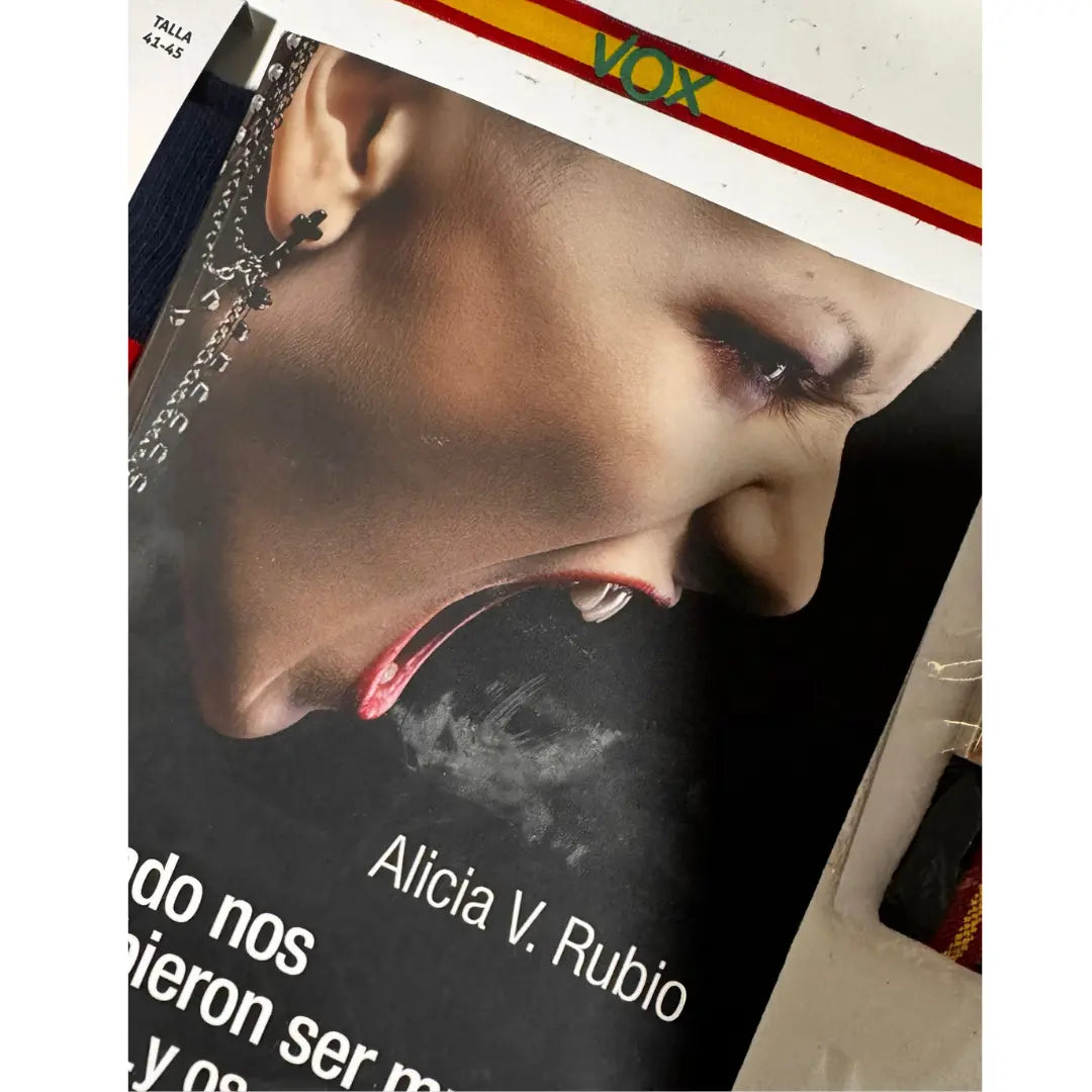 Comprar Libro Alicia Rubio "Cuando nos prohibieron ser mujeres y os persiguieron por ser hombres" + Lote La Flamenca de Borgoña Bandera España