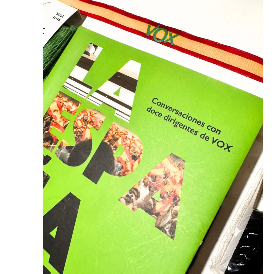 Comprar Libro La España Viva VOX + lote Calcetines, Pulsera, Llavero y Pin de VOX La Flamenca de Borgoña Bandera España