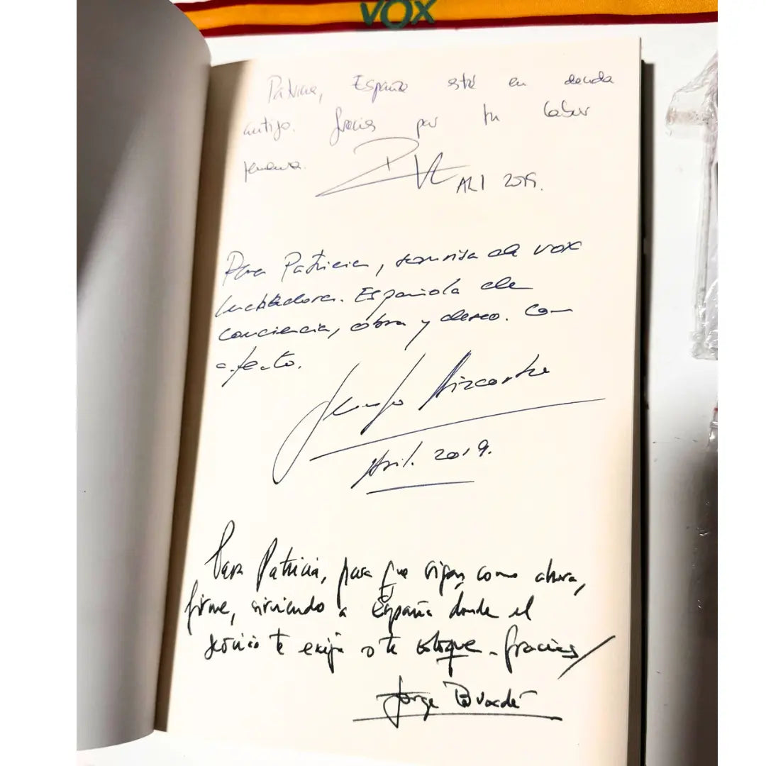 Comprar Libro La España Viva VOX + lote Calcetines, Pulsera, Llavero y Pin de VOX La Flamenca de Borgoña Bandera España