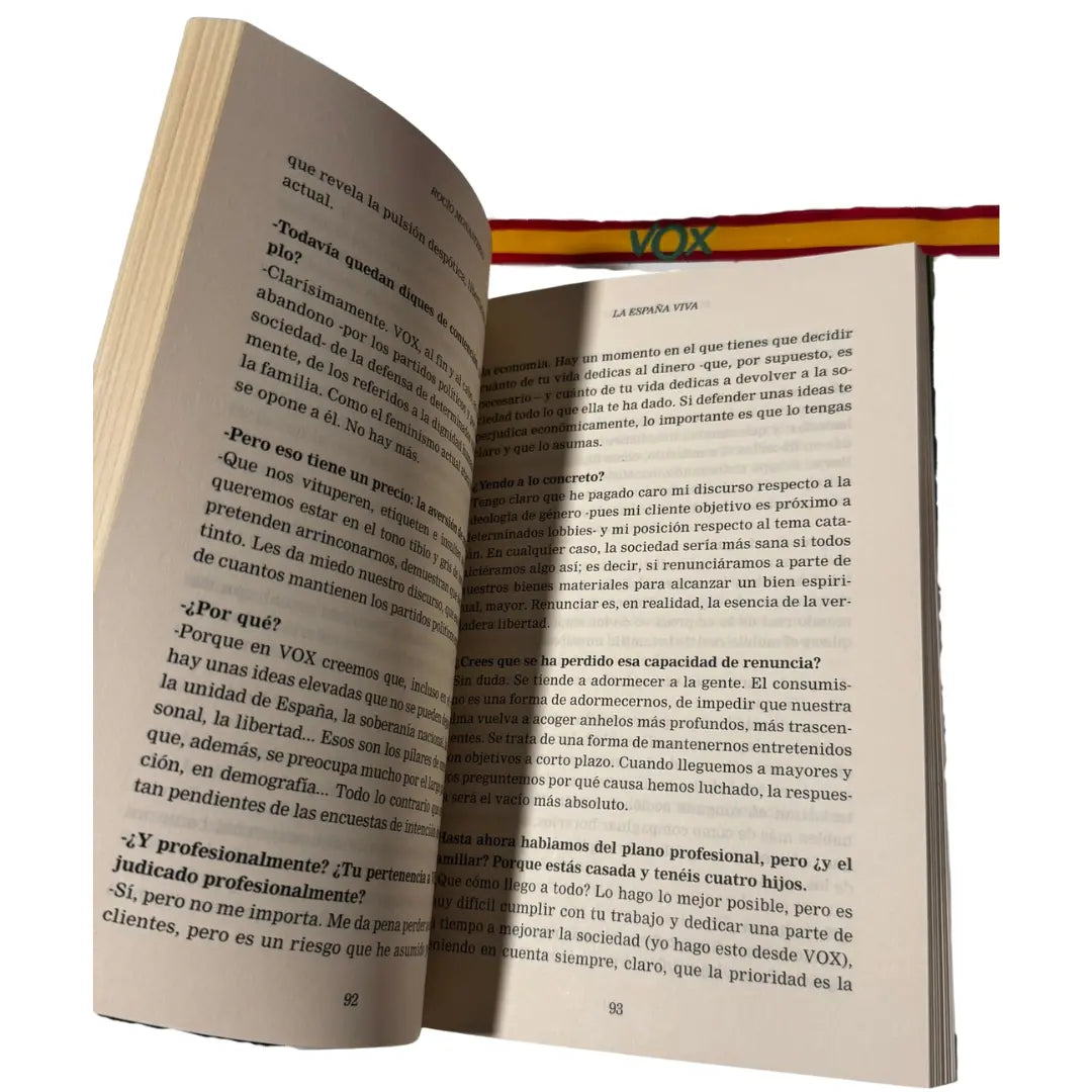 Comprar Libro La España Viva VOX + lote Calcetines, Pulsera, Llavero y Pin de VOX La Flamenca de Borgoña Bandera España