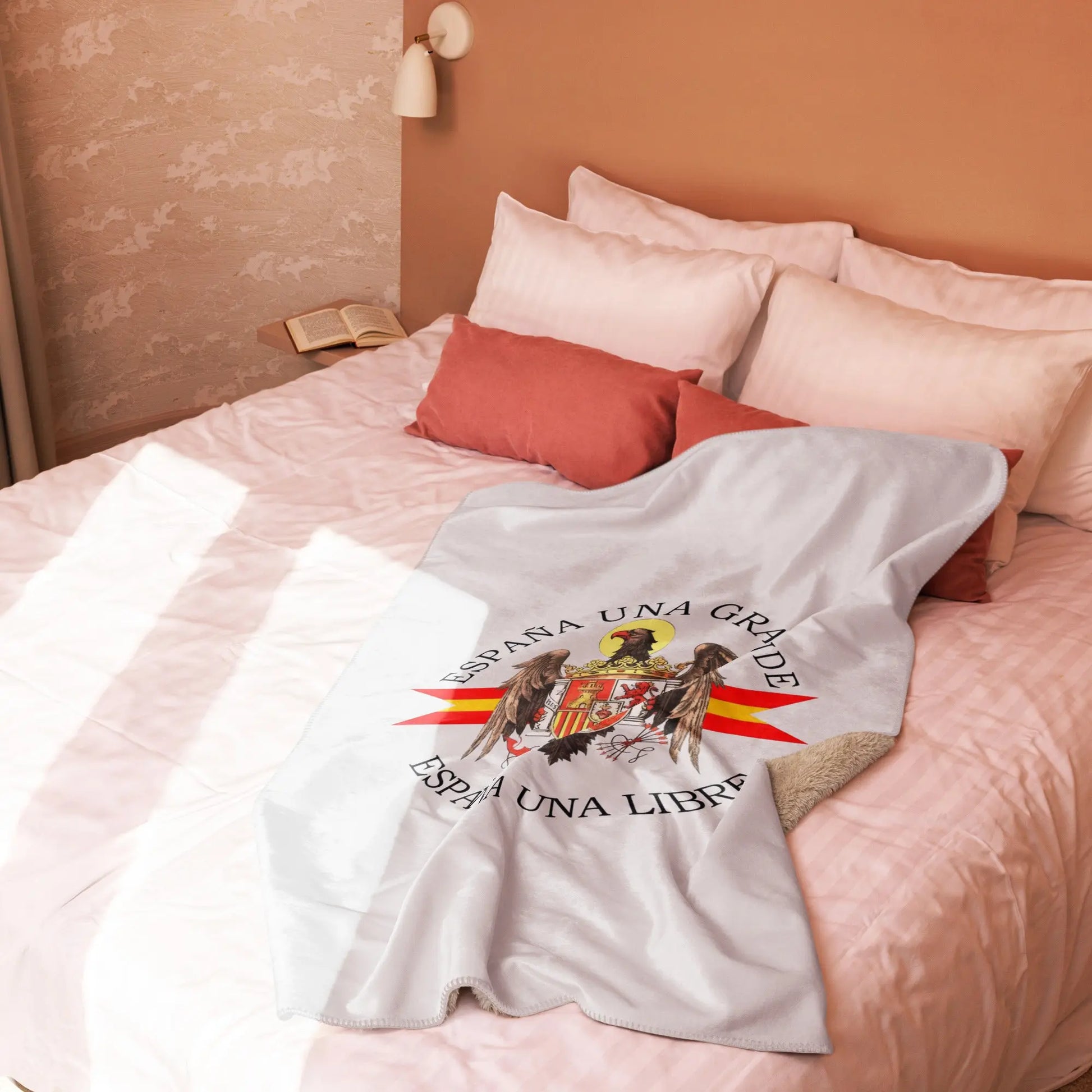 Comprar Manta sherpa Águila de San Juan - gris La Flamenca de Borgoña Bandera España