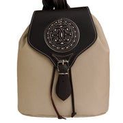 Mochila campera beige con solapa marrón y detalle calado