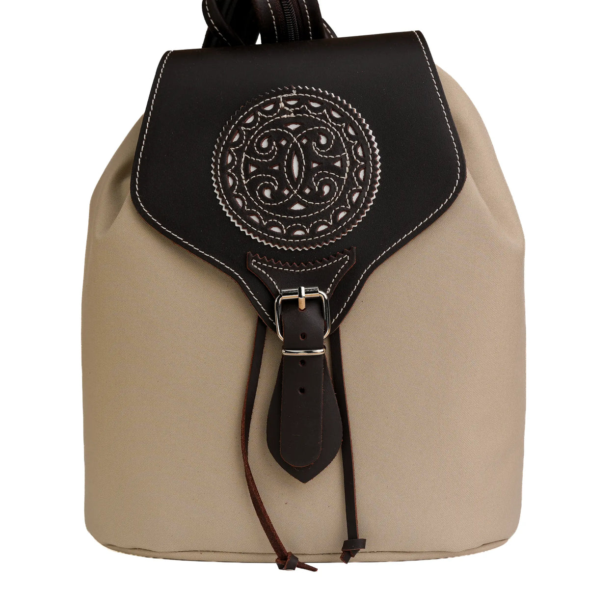 Mochila campera beige con solapa marrón y detalle calado