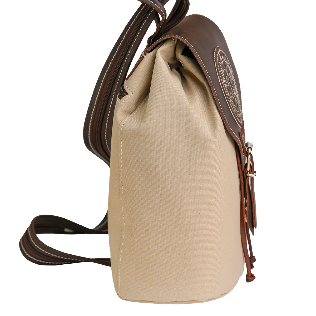 Mochila campera beige con solapa marrón y detalle calado