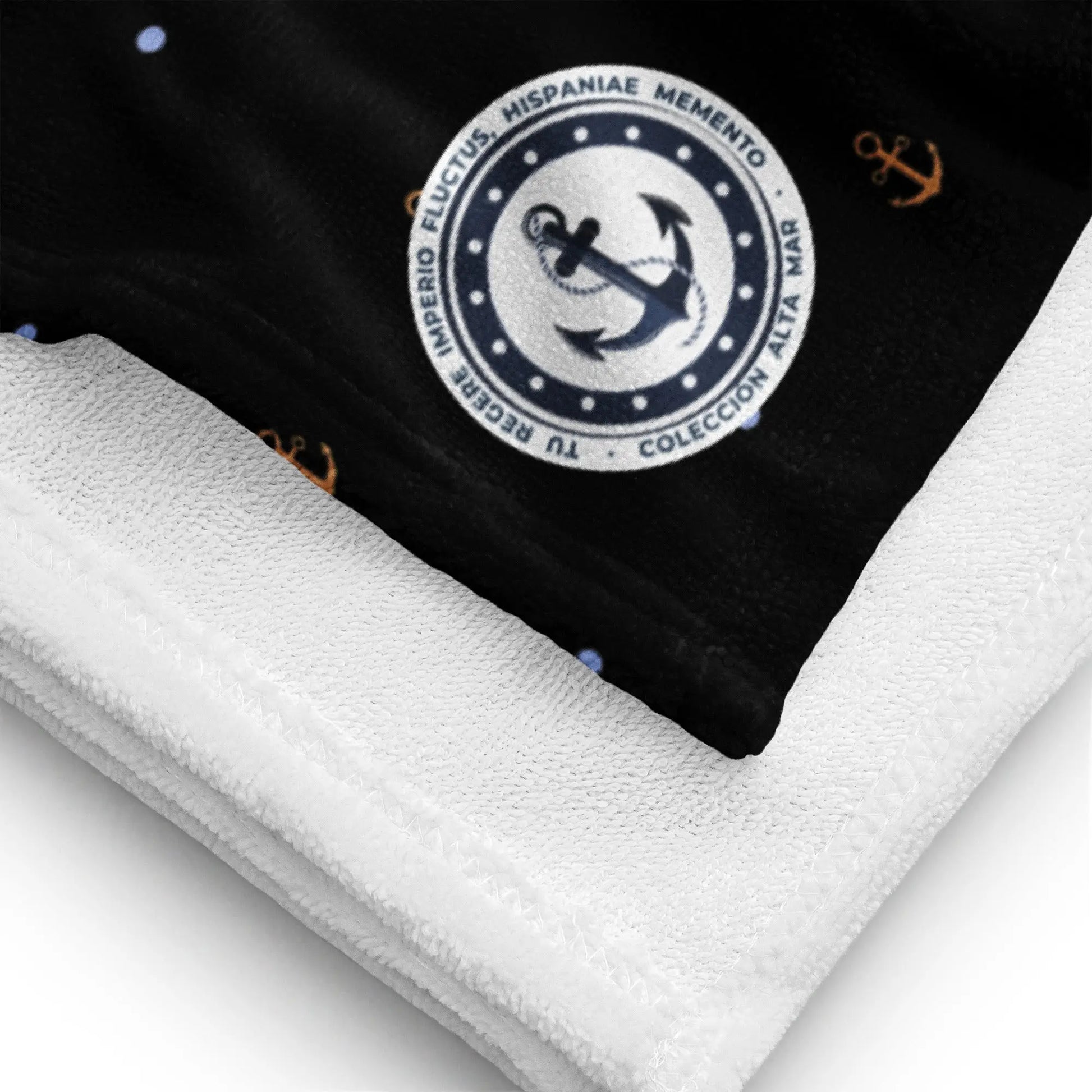 Comprar Toalla negra anclas amarillas - Colección Alta Mar X La Flamenca de Borgoña, Bandera de España, Cruz de Borgoña, Patricia Muñoz, VOX, Santiago Abascal