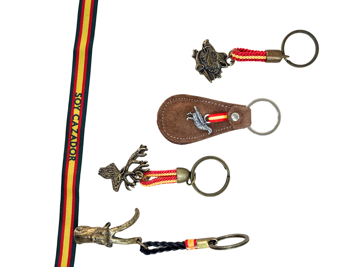 Lote 8 - Lote Cazador: Pulsera Soy Cazador y 4 Llaveros de Caza