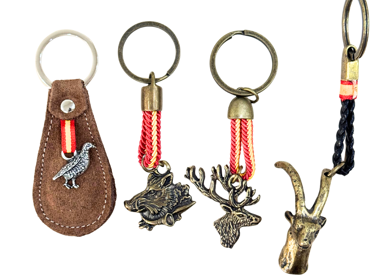 Lote 8 - Lote Cazador: Pulsera Soy Cazador y 4 Llaveros de Caza