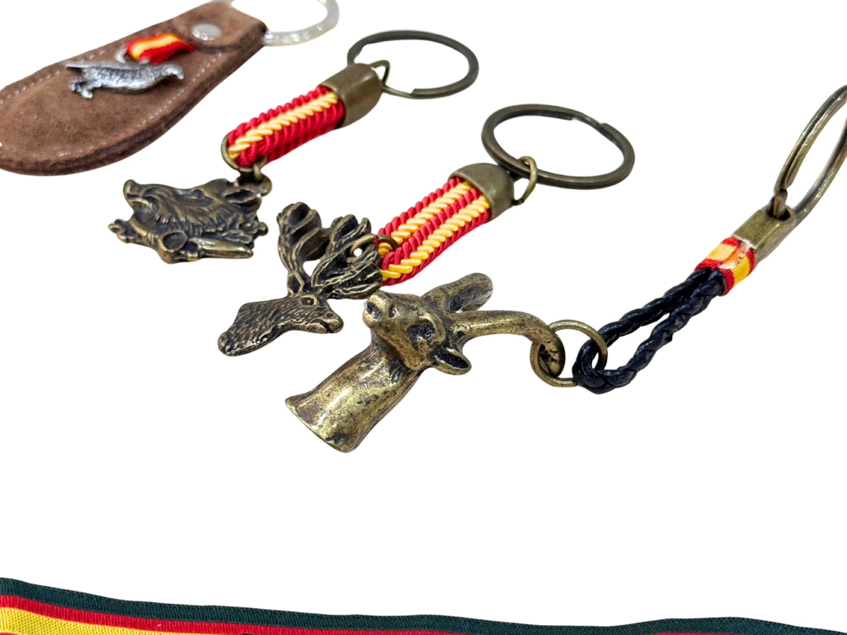 Lote 8 - Lote Cazador: Pulsera Soy Cazador y 4 Llaveros de Caza