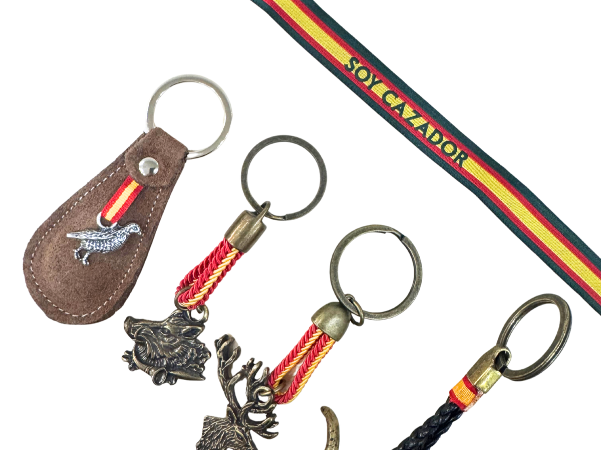 Lote 8 - Lote Cazador: Pulsera Soy Cazador y 4 Llaveros de Caza