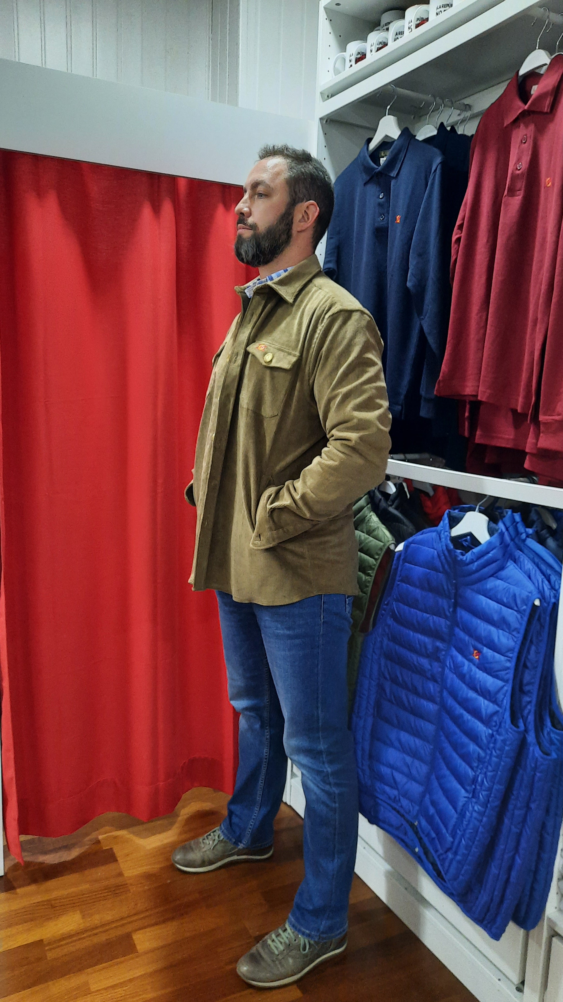 Comprar Sobrecamisa Bandera España hombre Pana marrón - OFERTA Bandera España La Flamenca de Borgoña Patricia Muñoz VOX