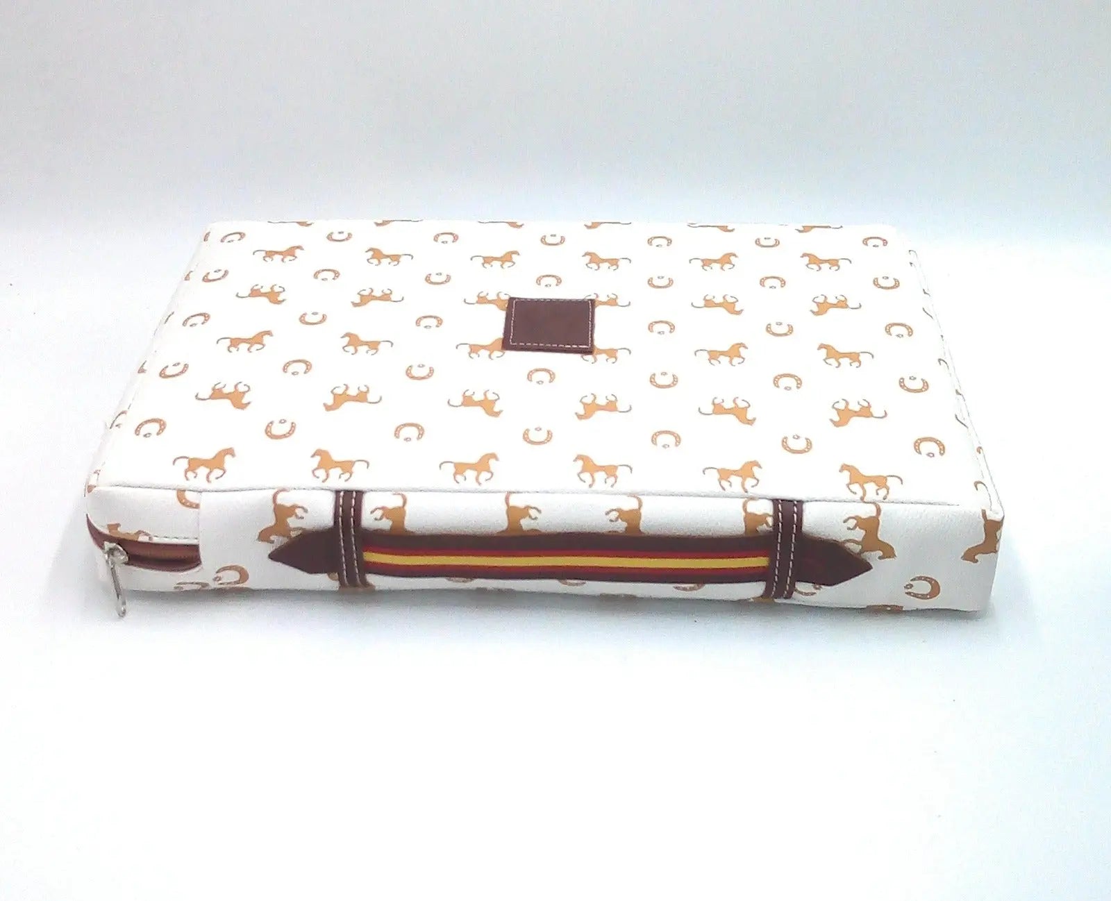 Comprar Almohadilla taurina piel blanca caballos Bandera España en asa Bandera España La Flamenca de Borgoña Patricia Muñoz VOX