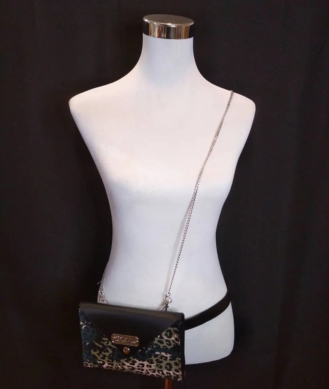 Comprar Bolso mano, riñonera y cadena Leopardo Bandera España La Flamenca de Borgoña Patricia Muñoz VOX