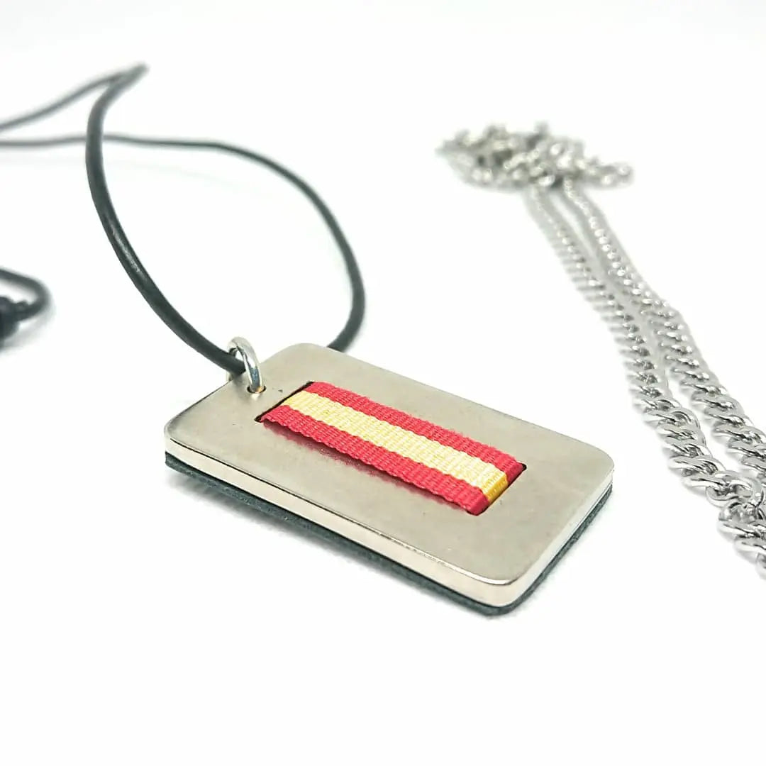 Comprar Colgante Bandera España plateado central Bandera España La Flamenca de Borgoña Patricia Muñoz VOX