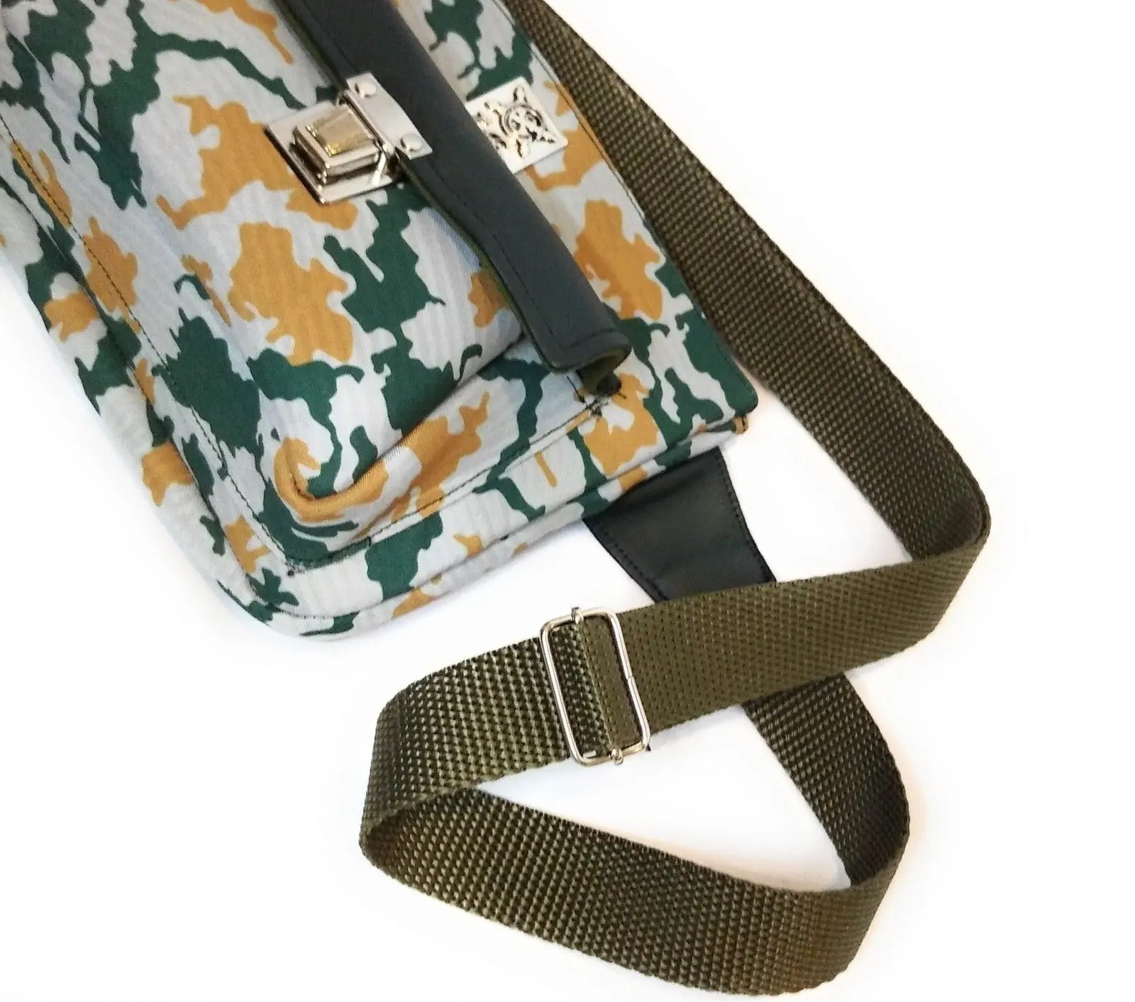 Comprar Riñonera camuflaje VN Bandera España La Flamenca de Borgoña Patricia Muñoz VOX