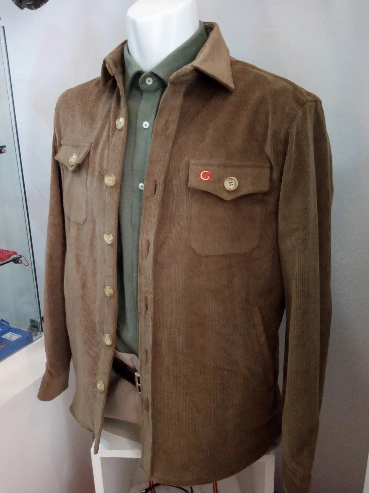 Comprar Sobrecamisa Bandera España hombre Pana marrón - OFERTA Bandera España La Flamenca de Borgoña Patricia Muñoz VOX