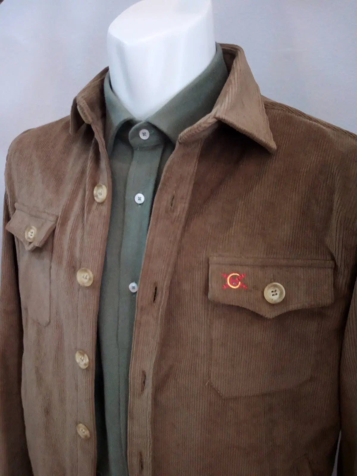 Comprar Sobrecamisa Bandera España hombre Pana marrón - OFERTA Bandera España La Flamenca de Borgoña Patricia Muñoz VOX