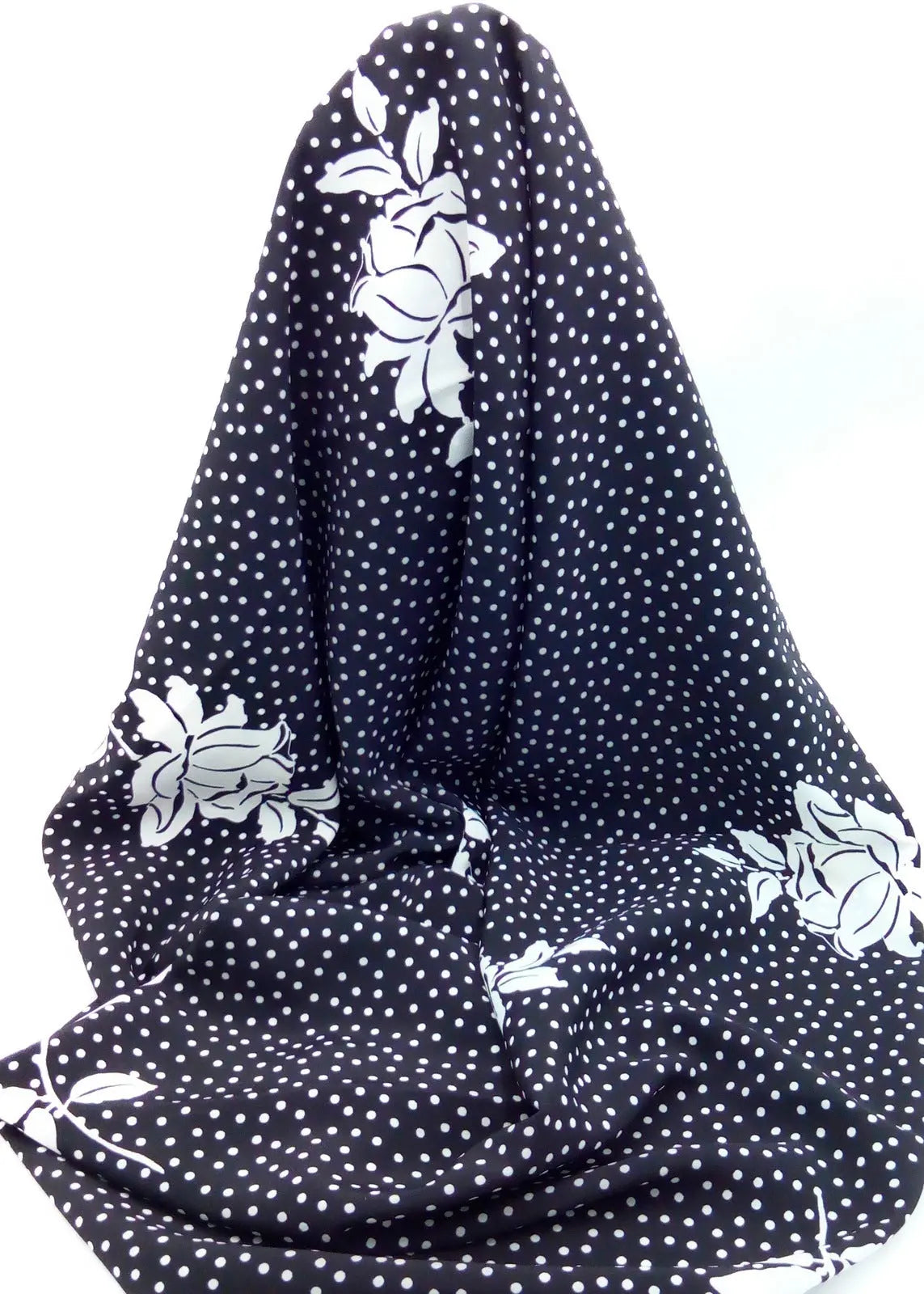 Comprar Tela Negra Lunar y Flor Blanca Bandera España La Flamenca de Borgoña Patricia Muñoz VOX