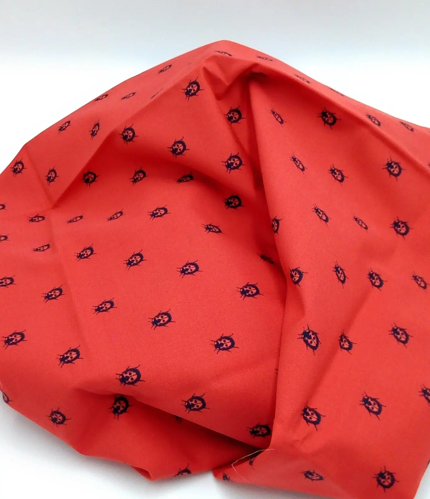 Comprar Tela Popelín Mariquitas rojo Bandera España La Flamenca de Borgoña Patricia Muñoz VOX