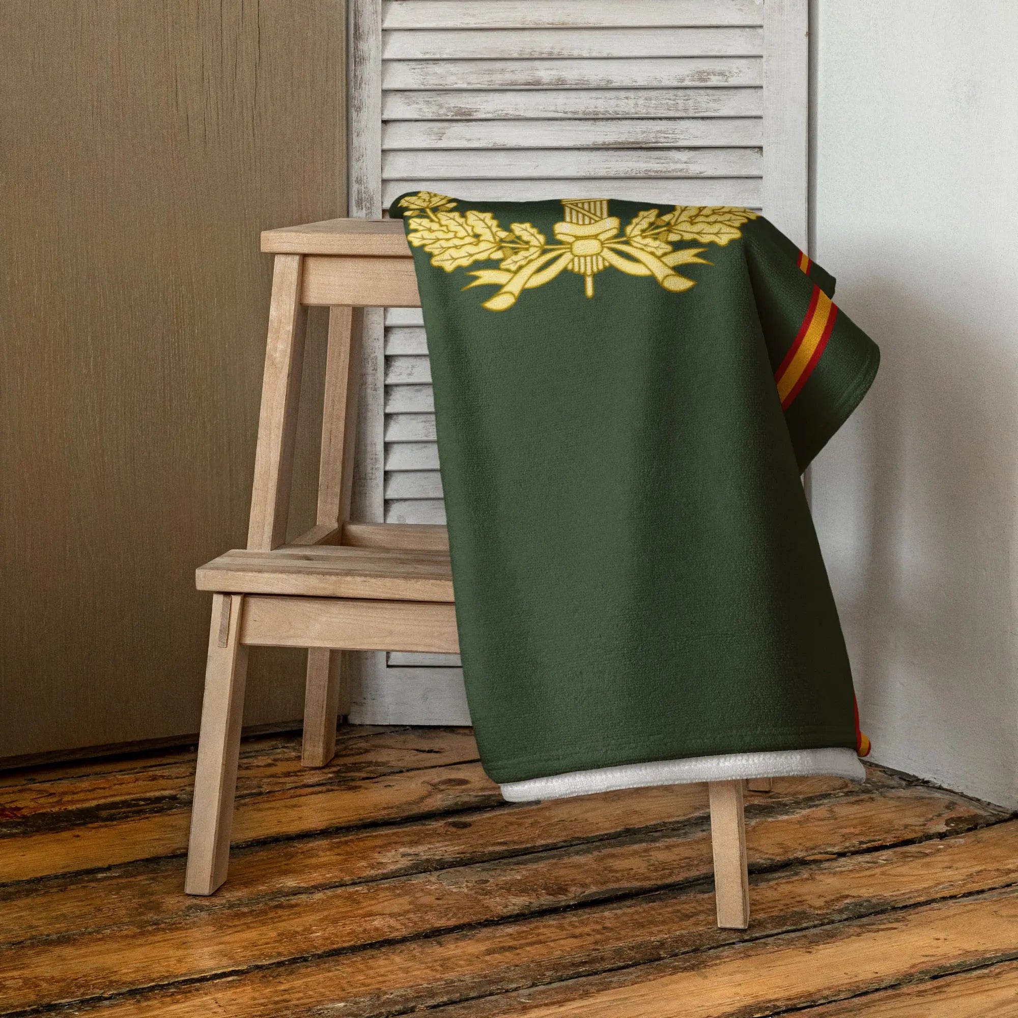 Comprar Toalla Cuerpo Jurídico Militar 2 Bandera España La Flamenca de Borgoña Patricia Muñoz VOX