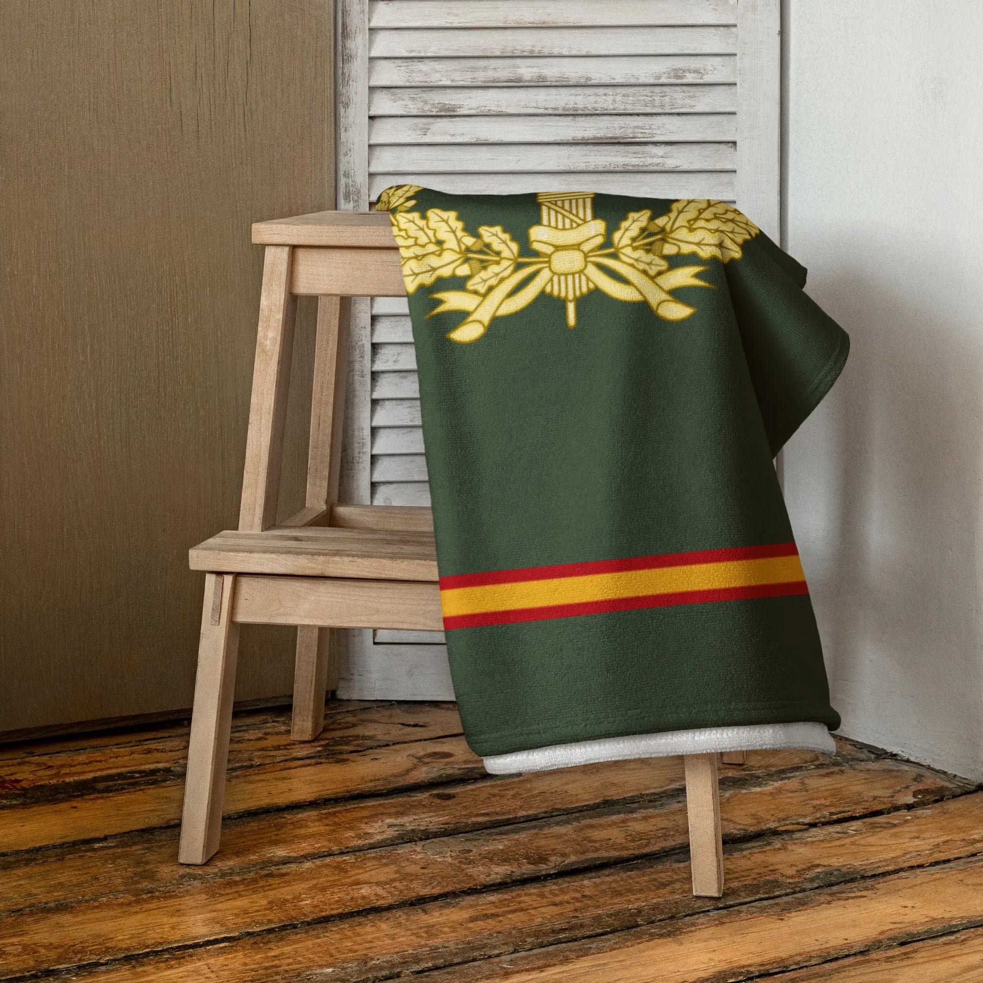 Comprar Toalla Cuerpo Jurídico Militar Bandera España La Flamenca de Borgoña Patricia Muñoz VOX